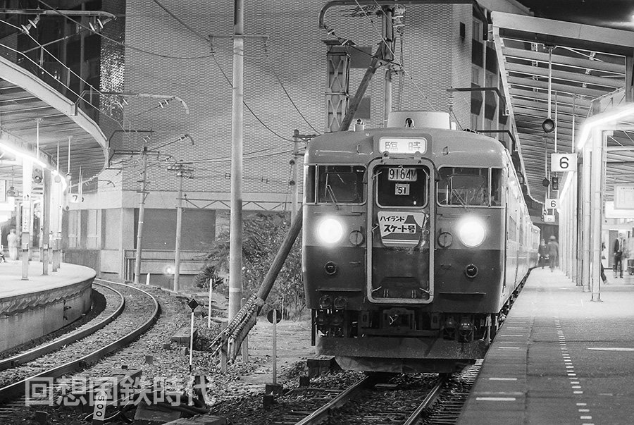 千葉から河口湖まで半夜行で運転されてたハイランドスケート号。 座席