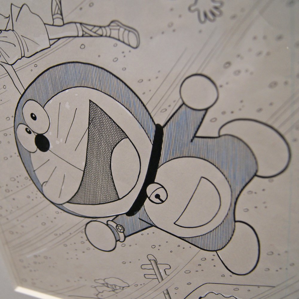 ドラえもんの原画に近寄ってみると、からだにひかれた縦線はすべて