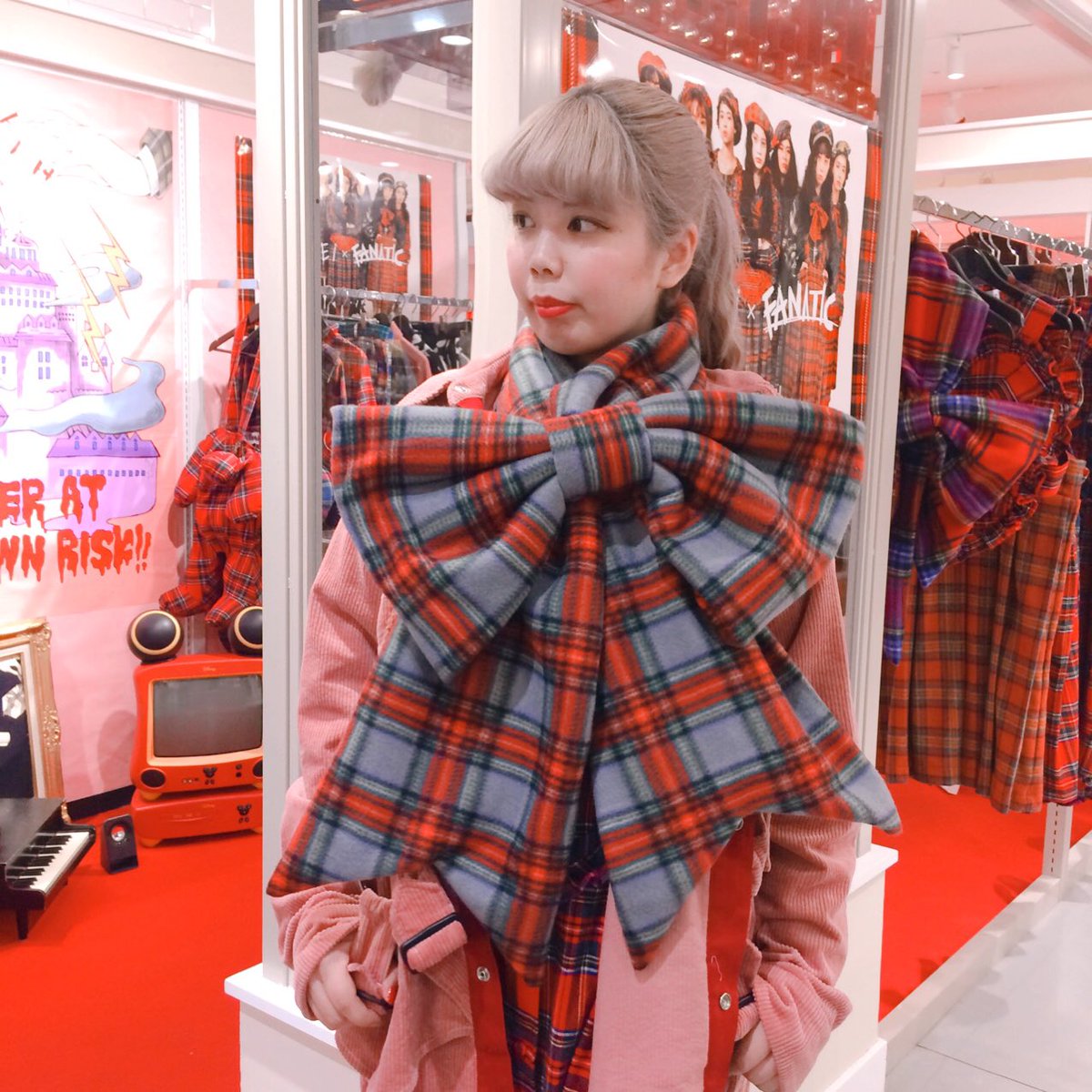 リボンマフラーのグレーを着用したコーディネート❤️ 大きなリボンが