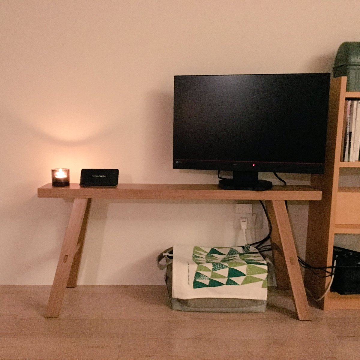 昨日届いた無印良品のベンチ、テレビ台としていい感じにおさまった。