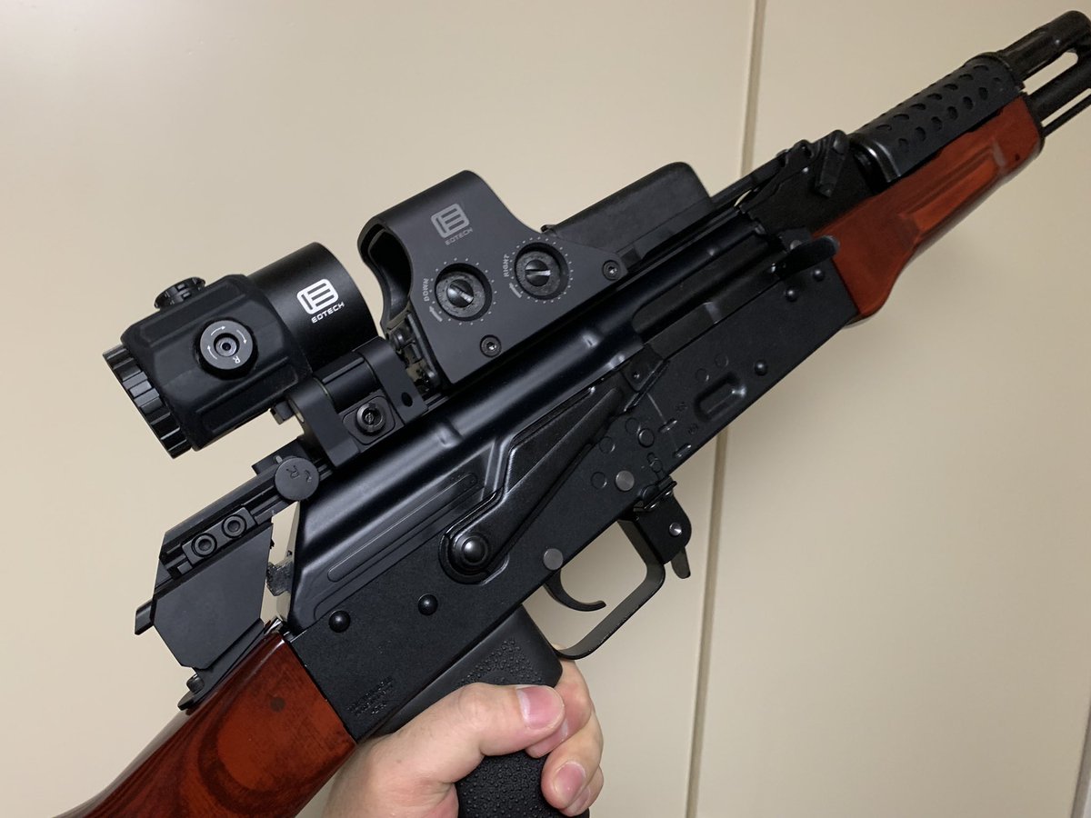 EoTechのホロサイトとマグニファイア、AKのトップレールにピッタリだった。