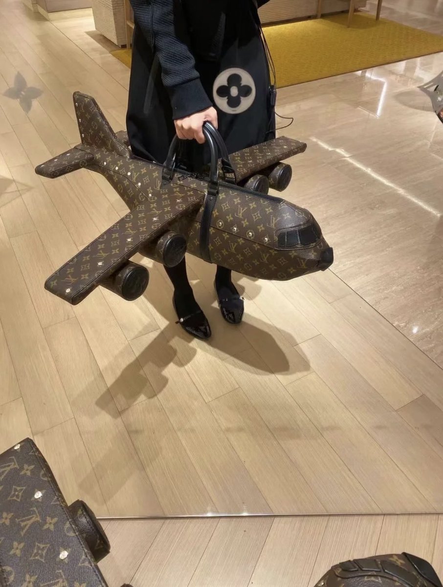 ルイヴィトンの飛行機型バッグ 約400万円🤣🤣🤣1/400の模型なら800機