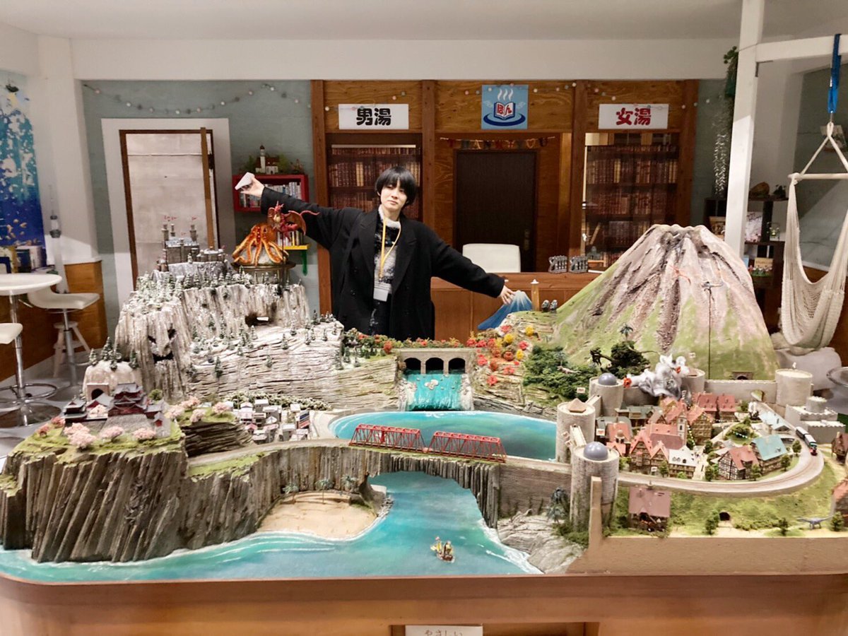 ファンタジック本屋かみやま』に潜入した時の写真📸 神山先生と絨毯に