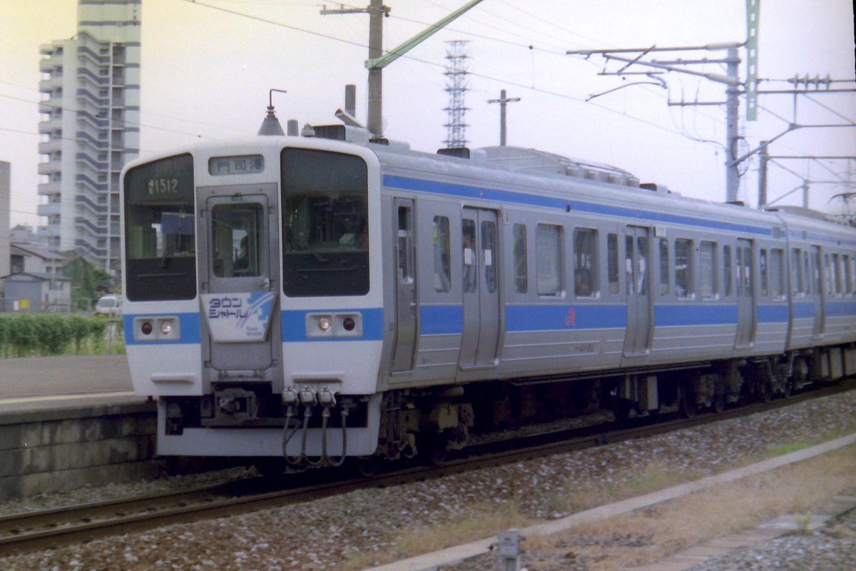 1998年の夏に撮影したタウンシャトルのヘッドマークを掲げて走るJR九州