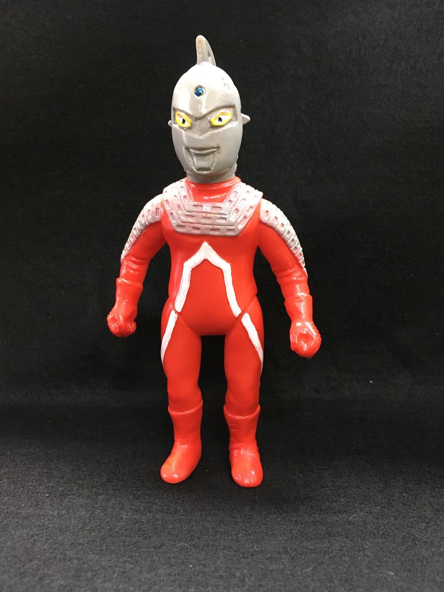 ウルトラセブンのソフビを作っています。近日発売します。ウルトラマン