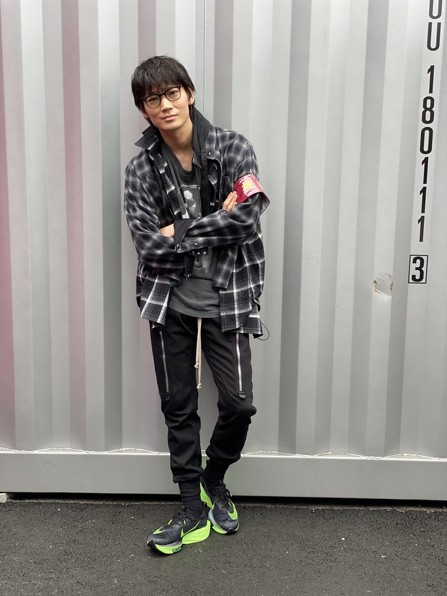 伊吹藍の衣装の話。 Tシャツとか、綾野剛ご本人の私物が多いんですが