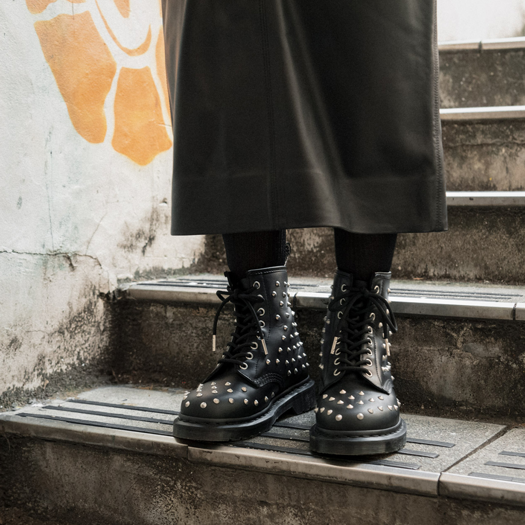 スタッズがアッパー全面にあしらわれた ドクターマーチンらしい