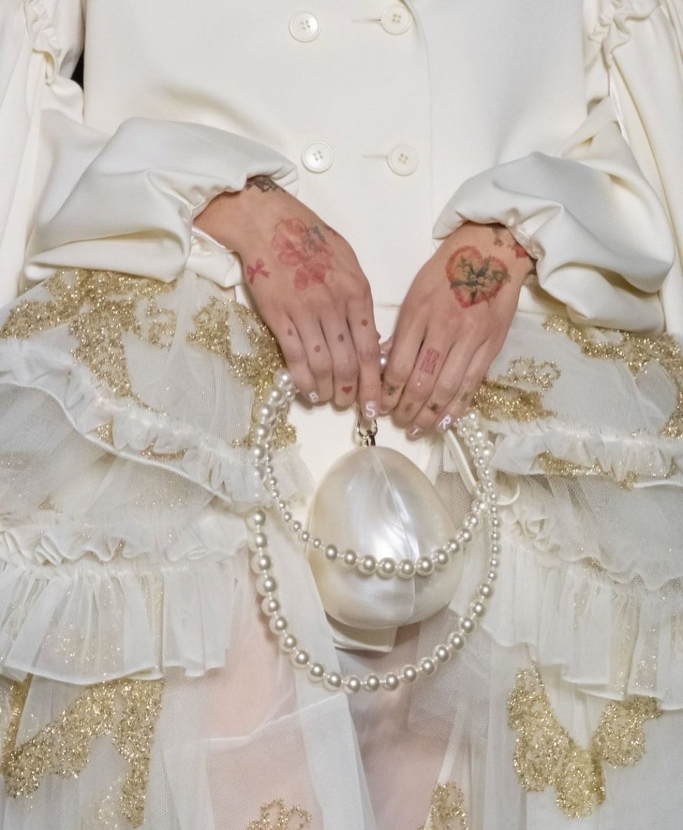 シモーネ・ロシャのエッグバッグ可愛すぎ。 Pearl Perspex Egg Bag