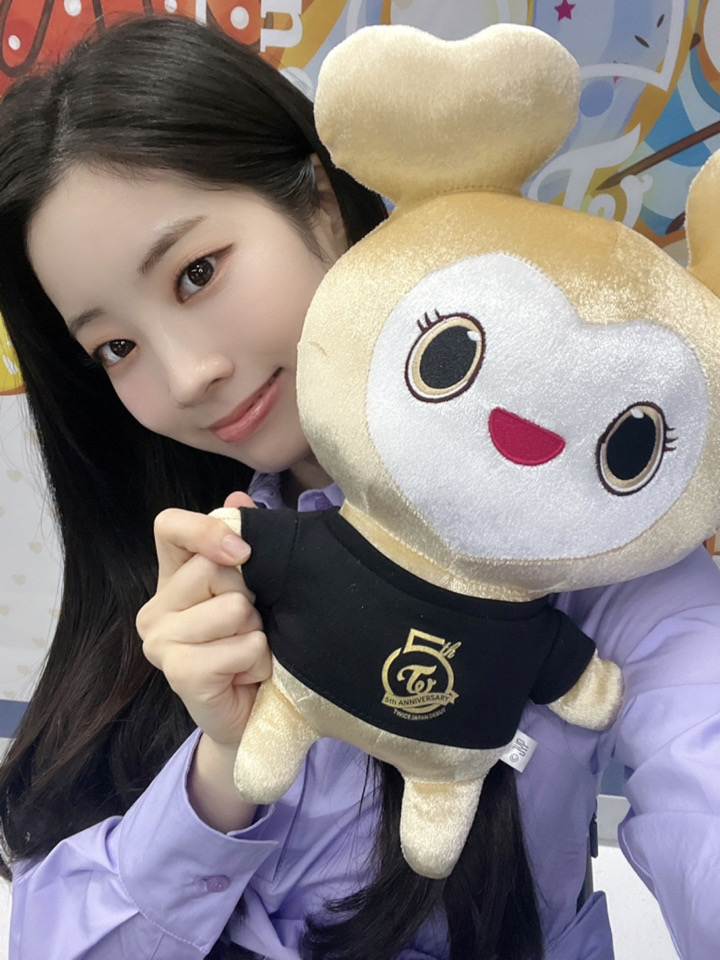 ナヨン、モモ、ダヒョンから「5周年記念ゴールドラブリー」との