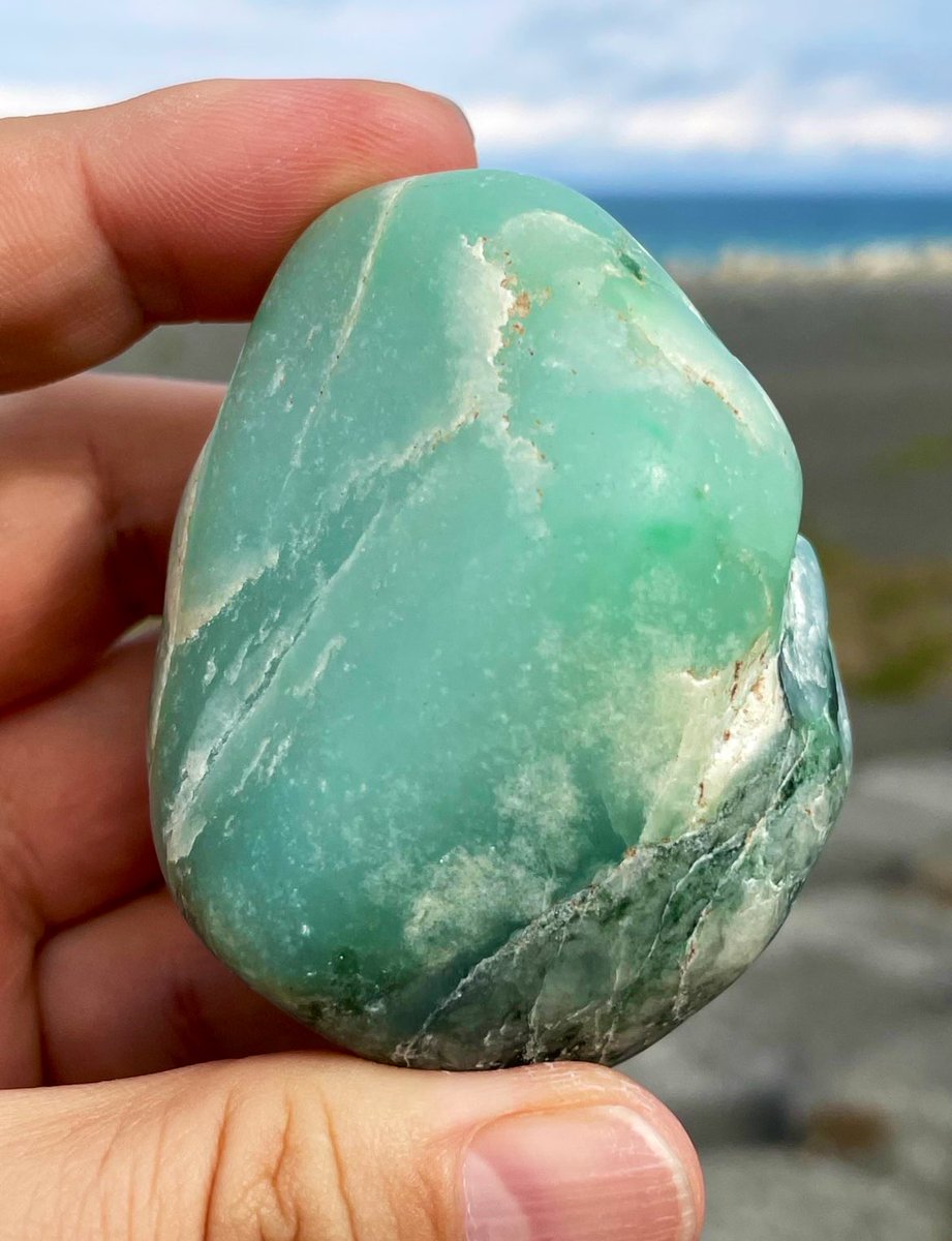 今日のヒスイは、 「ガラス質の翡翠」です😁 太陽光でも透過する透明度