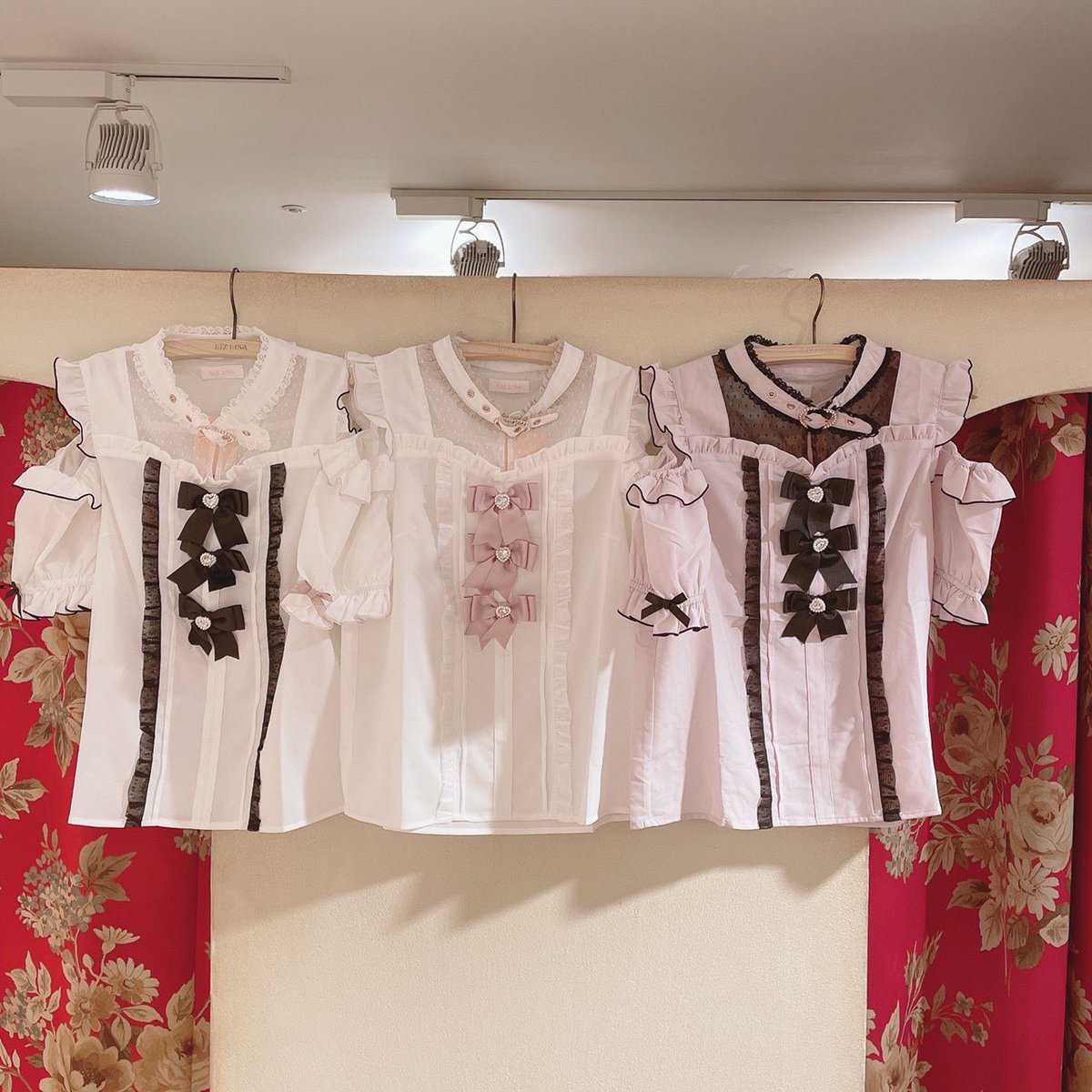 近鉄パッセ店🎀 #3つリボンチョーカーブラウス チョーカー風のデザイン