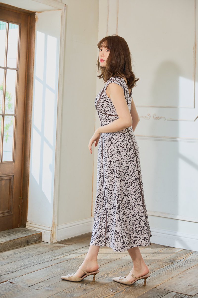 Lace Trimmed Floral Dress// 今年アップデートした大人気のフローラル