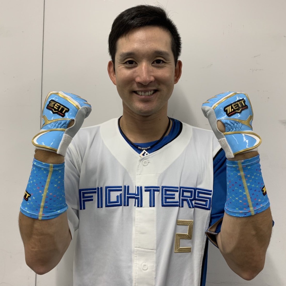 こちらのリストバンドとバッティング手袋は 取り扱い店舗にて限定発売