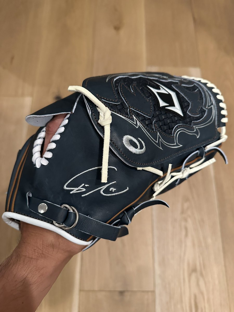 asicsさんがWBC用のグラブを作ってくださいました😊 自分はかなり