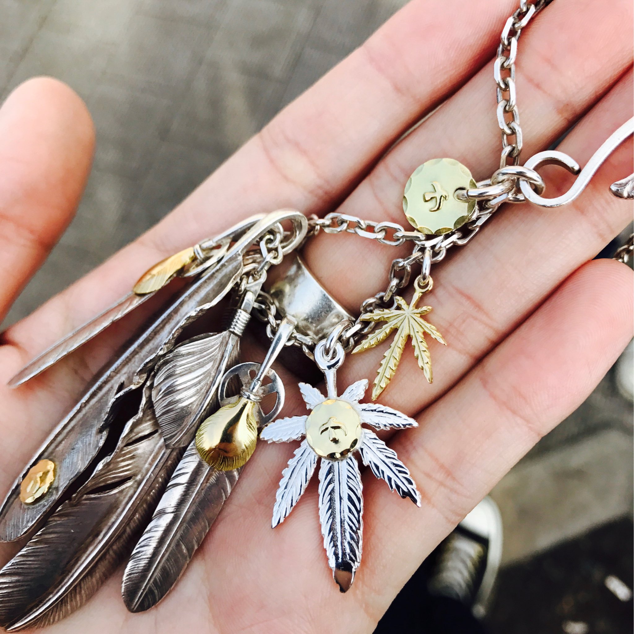 ゴローズ 三点吊り中金メタル付きグラス大イーグルフック細角チェーン