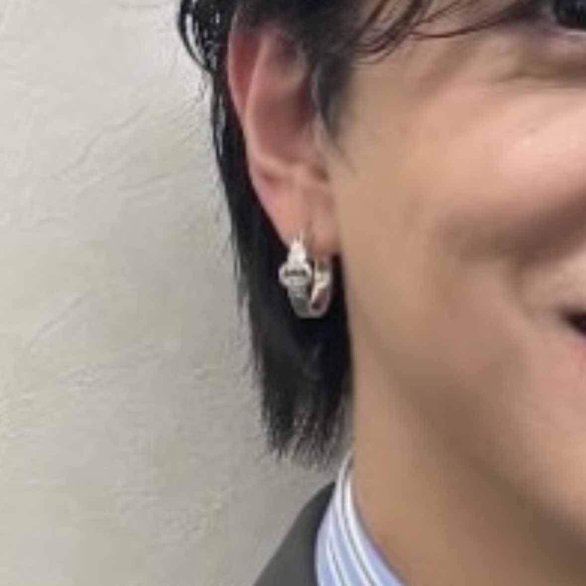 寺西くんのピアス、どうやらGUCCI様のようですね。 シューズもそうだっ