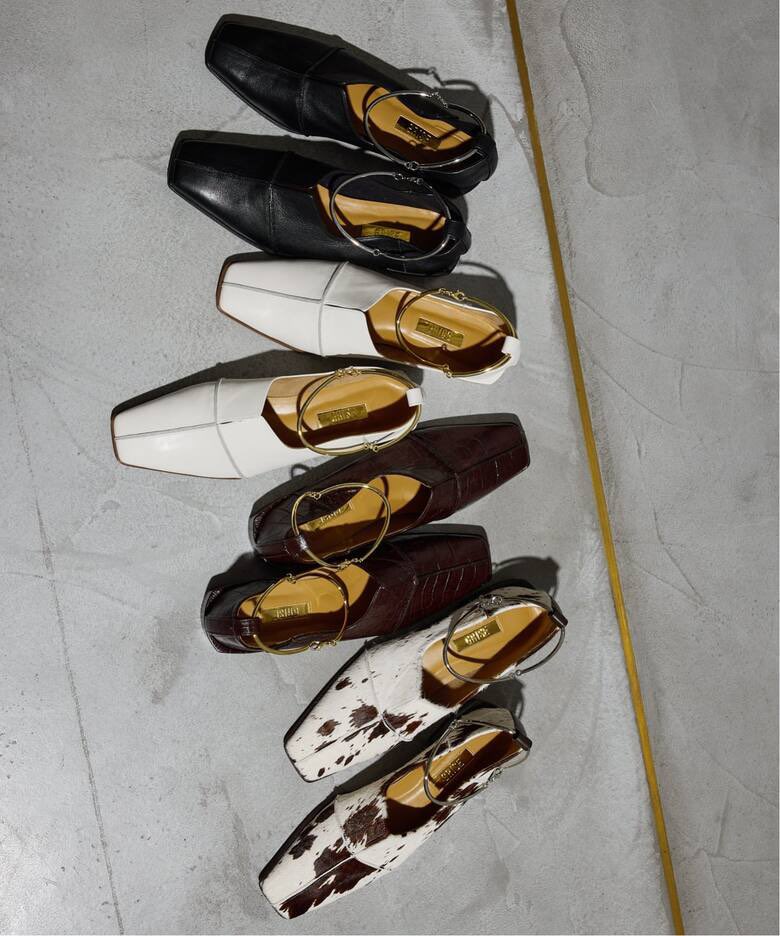 GRISEのレザースクエアクロスシームアンクルフラットです！柔らかい