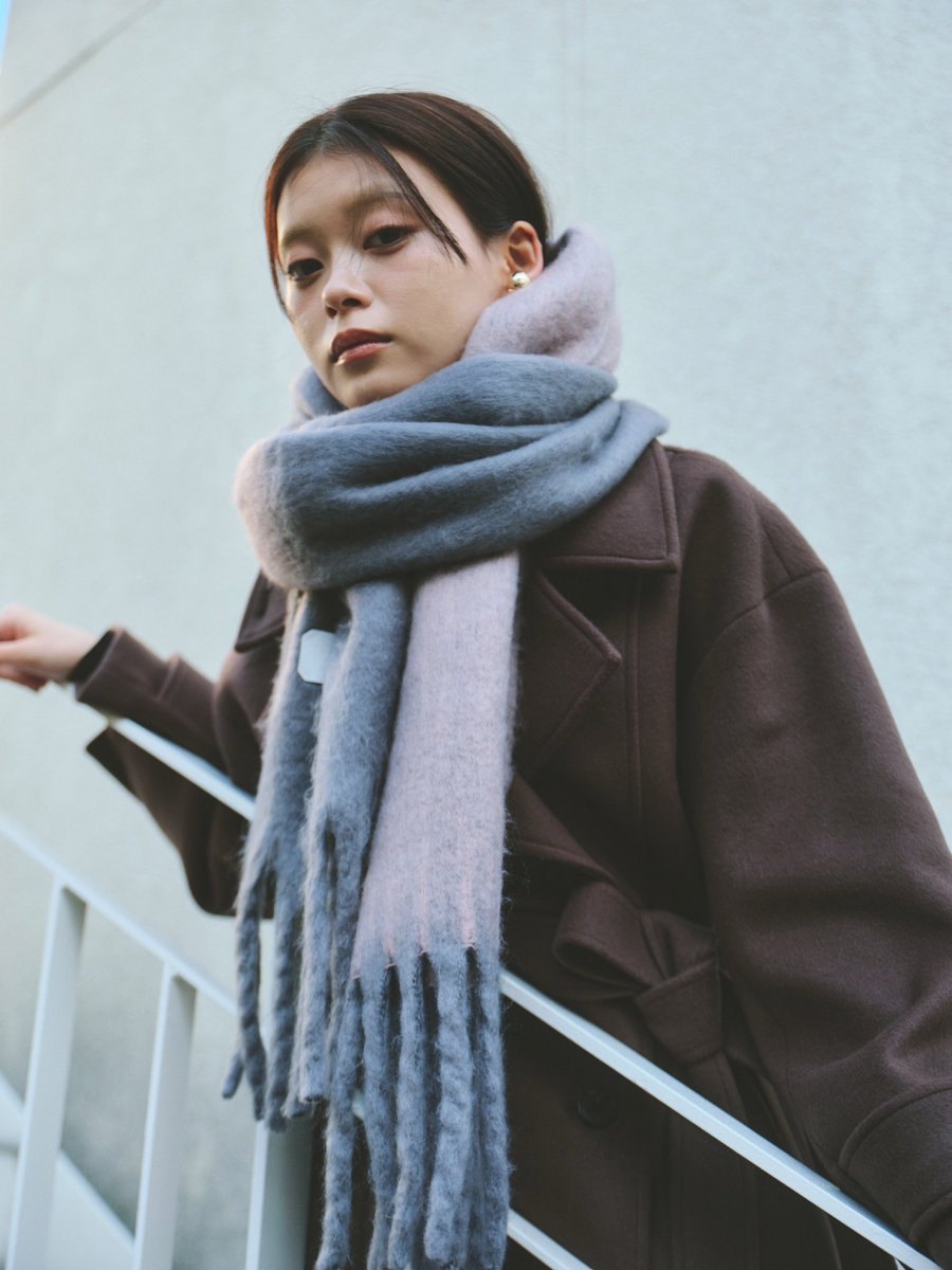 大人気の限定色マフラーに新色が登場！ ピンク×グレーの配色が、甘く