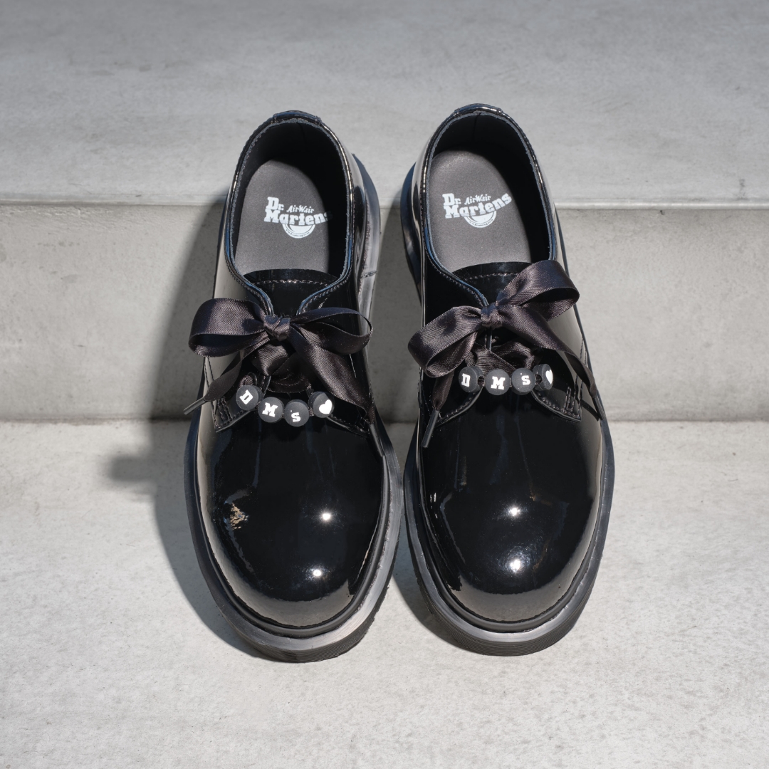 1461 MONO リボン 3 ホール シューズ。エナメル加工を施したパテント