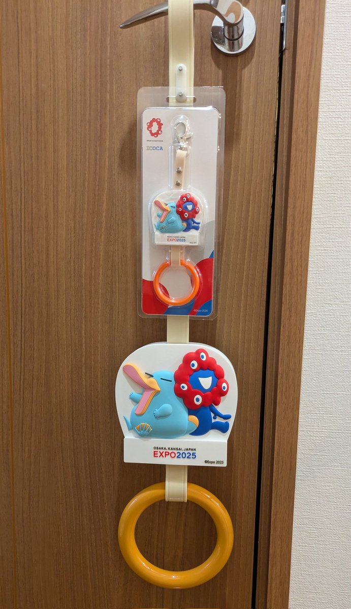大阪駅で #イコちゃん と #ミャクミャク 様のつり革買うてきた。 箱