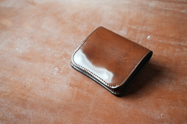 こちらは廃番となったミニ財布のPALMのエイジングサンプルです。素材は