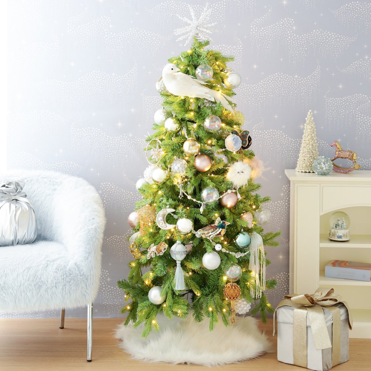 LEDライト付きのクリスマスツリーです🎄 明るいグリーンの色合いに