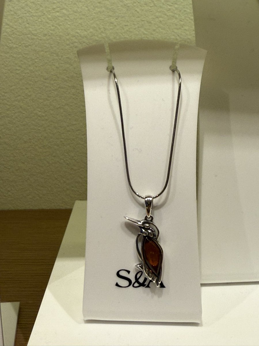 ポーランドのお店で、S&A社の #カワセミ のペンダントトップが販売され