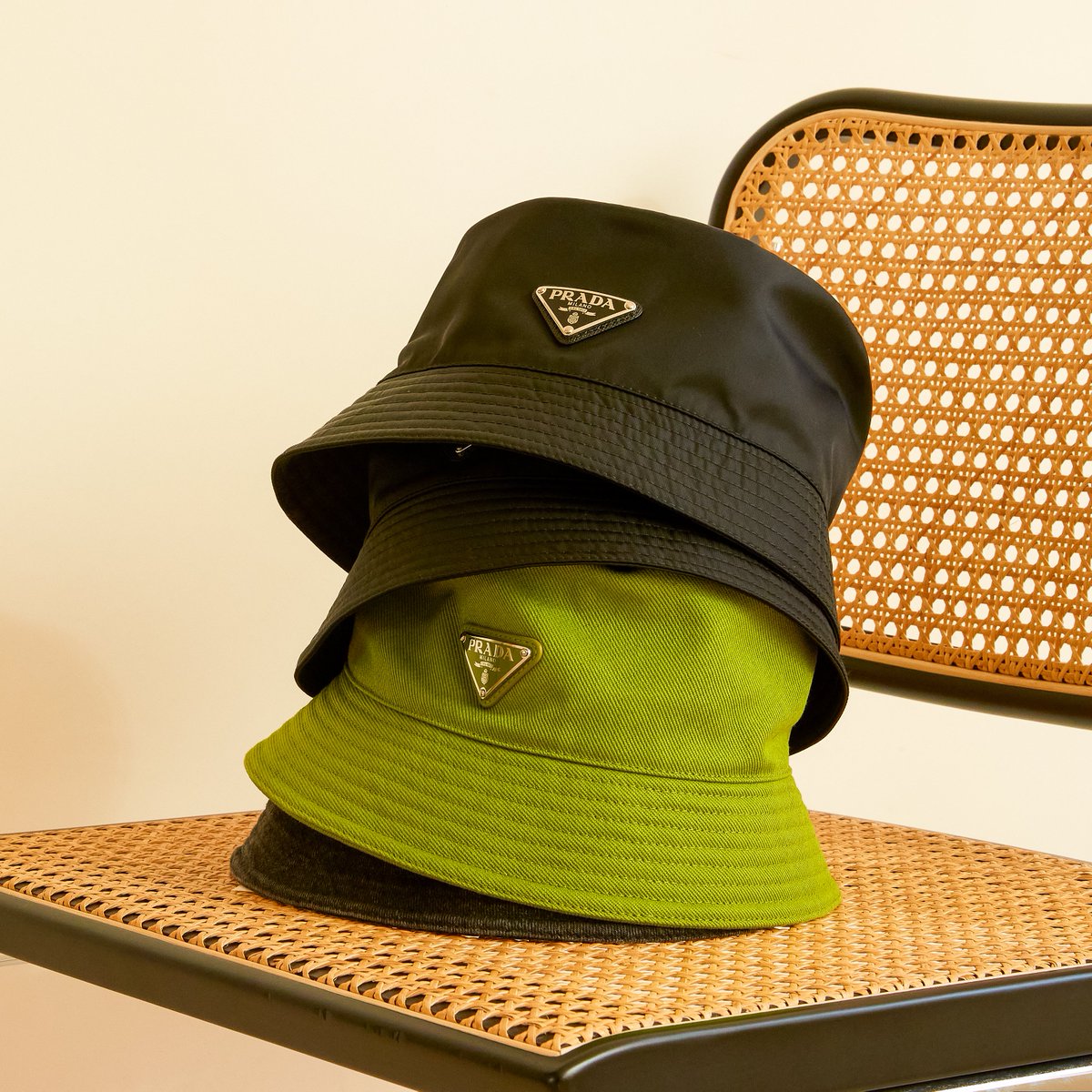 プラダのバケットハットはレディースにもメンズにも人気のシンプルな