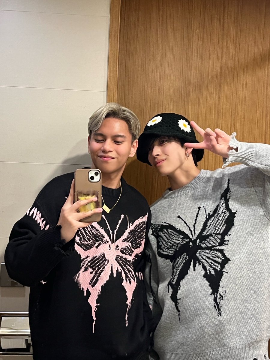 EIKIです！！ ICE衣装のセルカと、レイちゃんとのオソロニット写真を