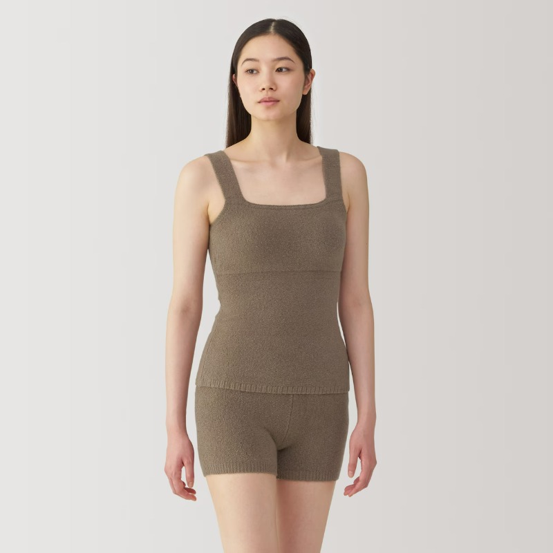 伸縮性のある生地で体にフィットする、「もこもこニット ブラタンク