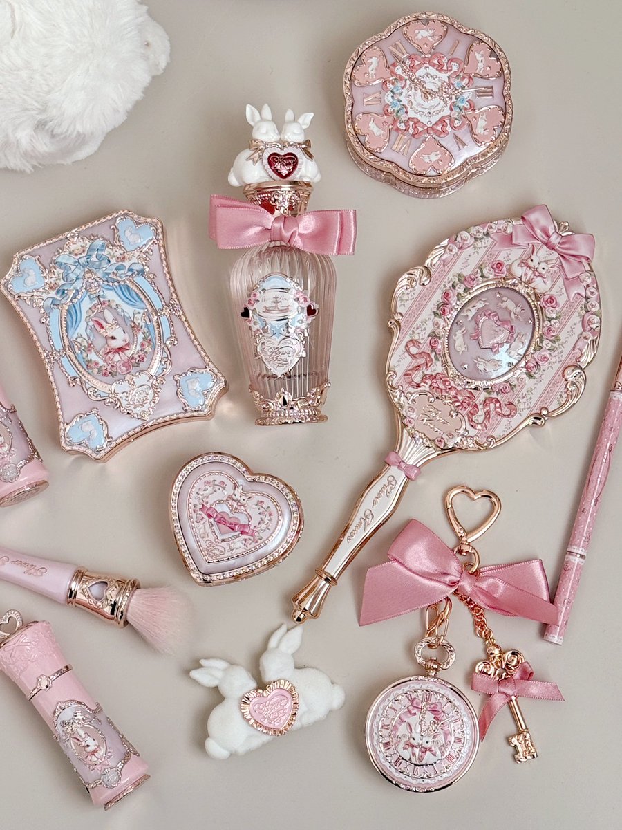 ドレッサーの上は、バニーガーデンのコレクションでいっぱい🐇🤍 薔薇