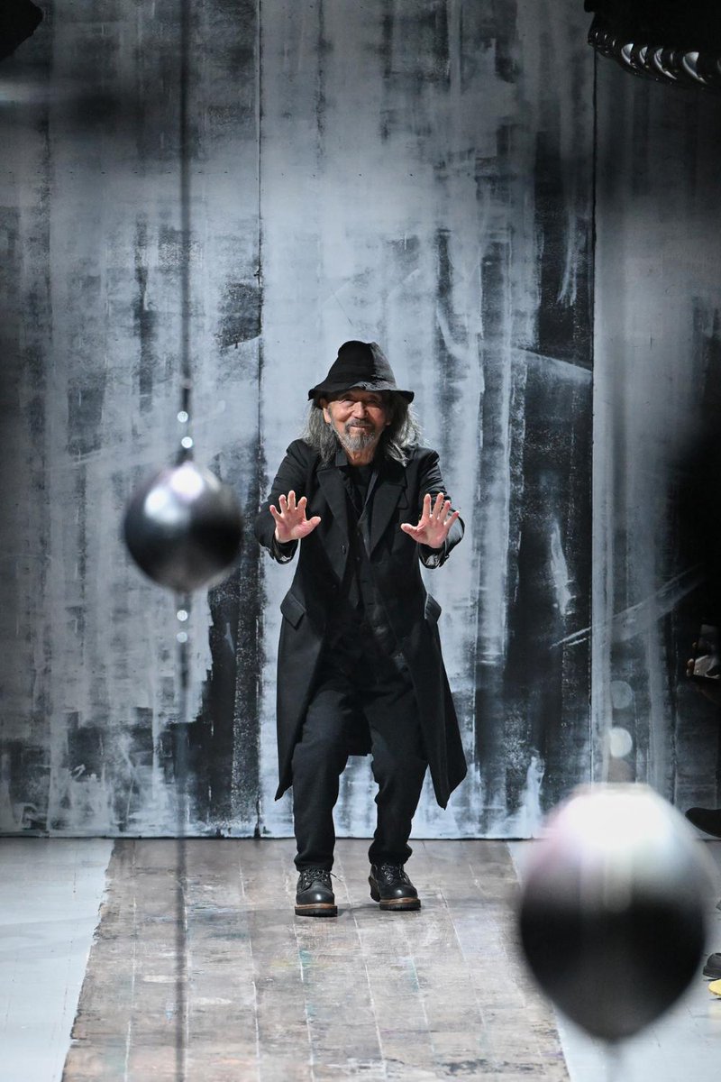 山本耀司が手掛ける「ヨウジヤマモト プールオム」2026年秋冬