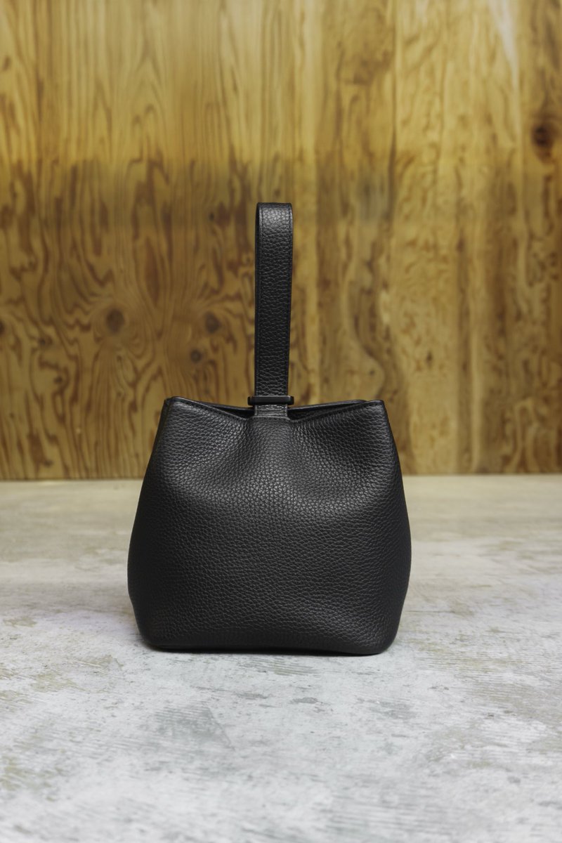 発売して即完売した『巾着レザーバッグ』の再販予約を開始いたしました