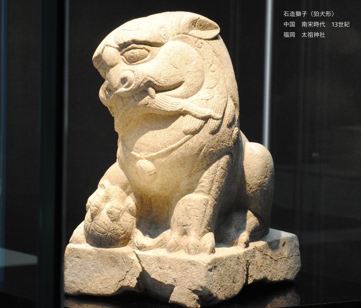 神社の上宮で発見された石灰岩製の獅子像です。 九州の西沿岸地域には