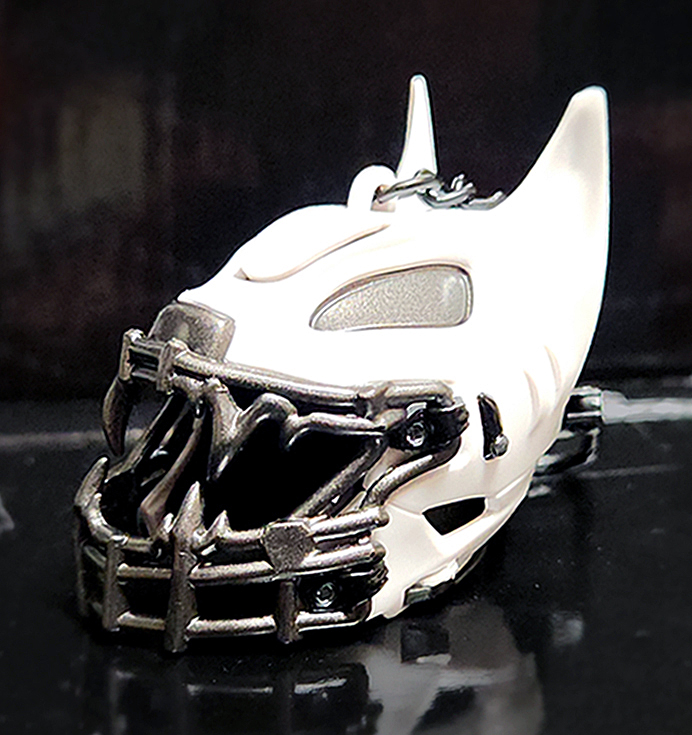 カプセルトイのウルフヘルメットを実物のヘルメットに寄せて写真撮って