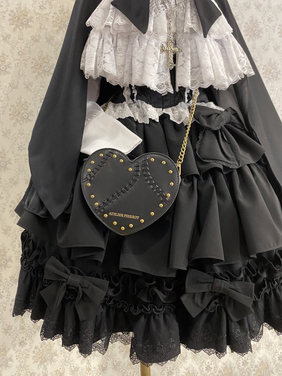 存在感のあるロングマントを纏った 王道ゴシックなコーディネートです