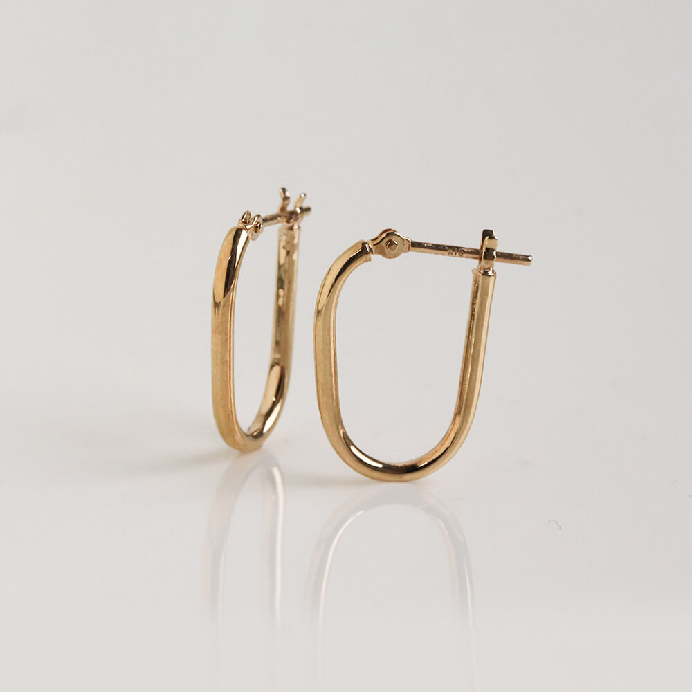 ゴールド スナップ フープ ピアス | K10YG なめらかなラインは、正面