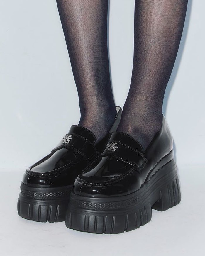 エナメル素材がかわいい厚底ローファー 2型、新登場します。 ◀︎11.3