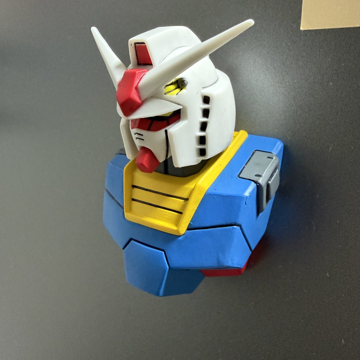 一番くじガンダムのD賞MSヘッドマグネット、初代のおじきが出たわ。 1