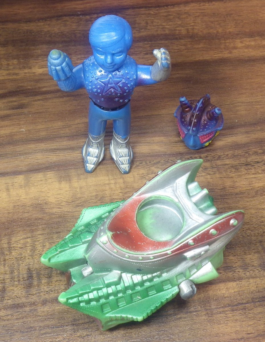 マシンに穴あいてるのにソフビは入れられへんのかーい #アストロミュー