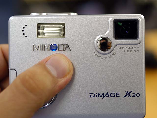 ミノルタ、実売3万円の屈曲光学系デジカメ「DiMAGE X20」