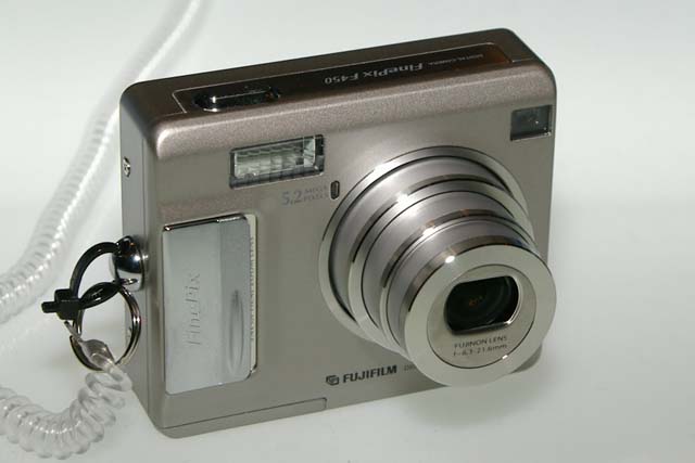 富士写真フイルム、スクエアデザインの500万画素デジカメ「FinePix