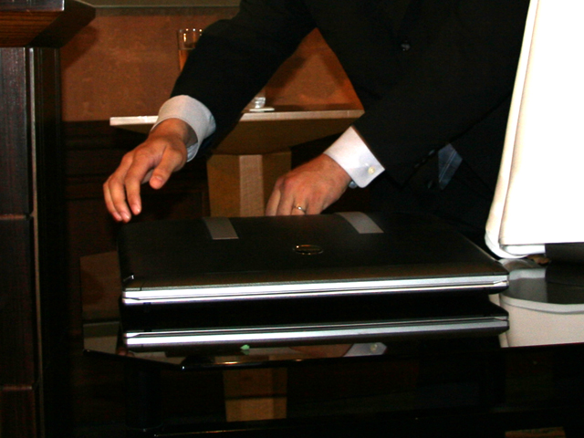 デル、20.1型ワイド液晶搭載エンターテイメントノート「XPS M2010」