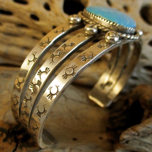 タオス・プエブロ族：Sonny Spruce キングマンターコイズ カフ