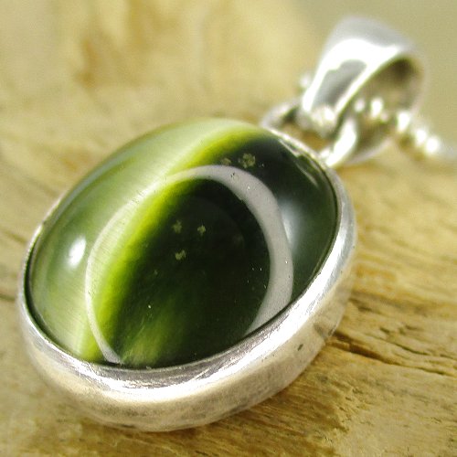 ナバホ族：Kenneth Etsitty グリーンタイガーアイ ペンダント - PINE