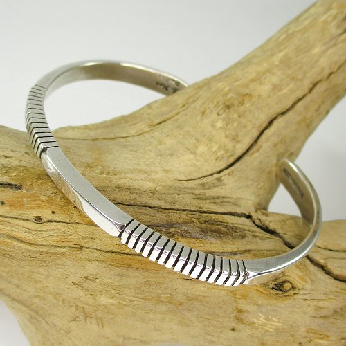 ナバホ族：Jonathan Nez スクエア ワイヤー カフブレスレット - PINE