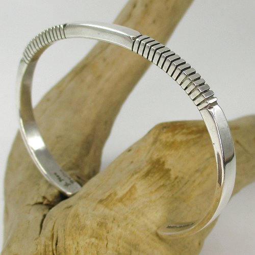 ナバホ族：Jonathan Nez スクエア ワイヤー カフブレスレット - PINE