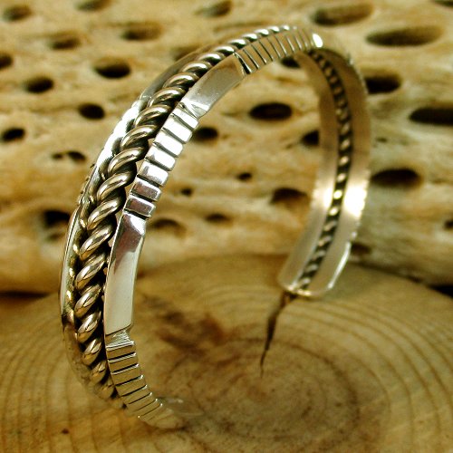 ナバホ族：Delbert Vandever ツイストタイプ カフブレスレット - PINE