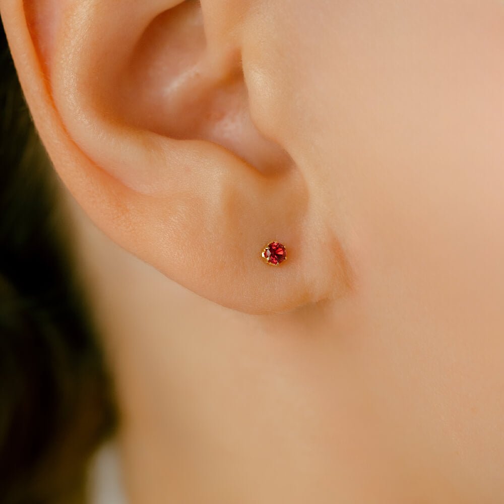 レッドスピネル ボディピアス│透明度の高い鮮明な赤。レッドスピネル