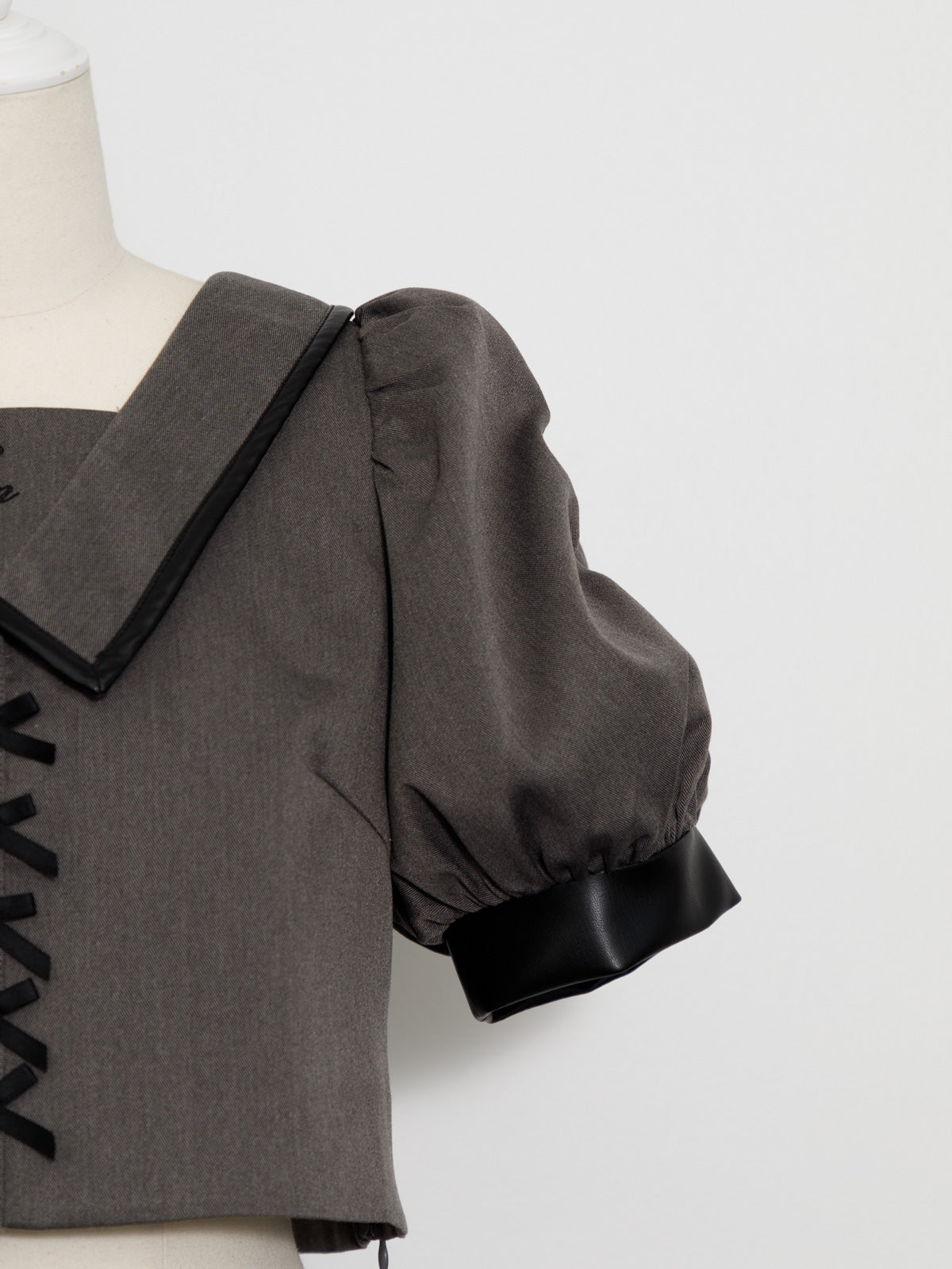 レザーパイピングフロントリボントップス – pium